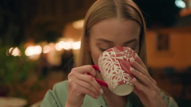 Joven Rubia Mujer Europea Beber Caliente Hierbas Café Ciudad Café — Vídeo de stock