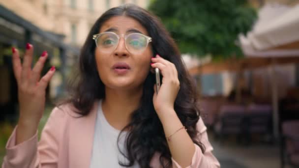 疯狂愤怒紧张的印度裔阿拉伯裔妇女女商人走在城市街道上大喊大叫 争辩手机商业电话交谈讨论外面的冲突 — 图库视频影像