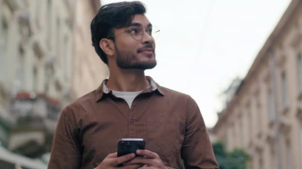 成功满足印度裔男子商人商人男性手机用户手握智能手机发短信聊天社交媒体游客在线Gps地图户外城市街道 — 图库视频影像
