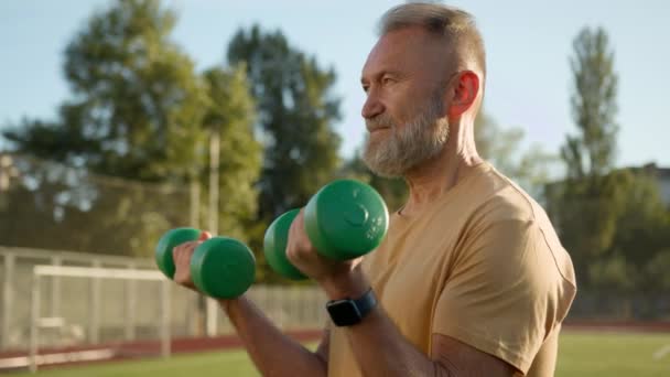 Starszy Biały Emeryt Człowiek Podnieść Hantle Pewny Sportowiec Trening Aktywność — Wideo stockowe