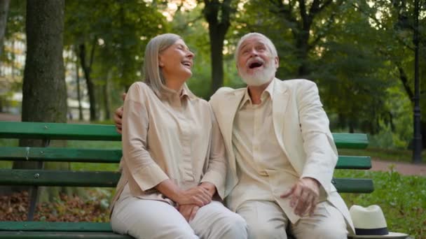 Zärtliche Erwachsene Familie Kaukasischen Älteren Paar Frau Lächelnd Reden Diskutieren — Stockvideo