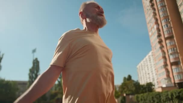 Velho Caucasiano Homem Desportista Pulando Corda Sorrindo Vitalidade Saúde Musculação — Vídeo de Stock