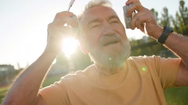 Emekliler Kulaklıklarını Takmış Sabah Gün Doğumunda Müzik Dinleyen Yaşlı Bir — Stok video