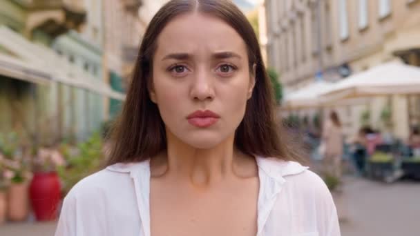 Närbild Kaukasiska Olycklig Flicka Gata Stad Irriterad Kvinna Rynka Pannan — Stockvideo
