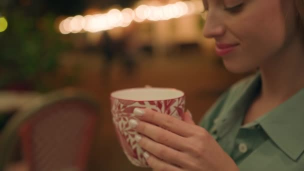 若い白人 ヨーロッパの女性 ホットティー コーヒー 芳香族 おいしい 飲み物 モデル 楽しむ カフェ — ストック動画