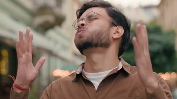 Genervt Wütend Wütend Wütend Gestresst Indische Arabische Männliche Student Mann — Stockvideo