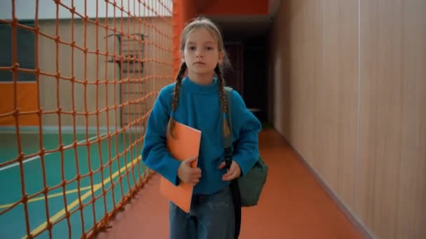 Впевнена Європейська Дівчинка Школярка Збирається Спортзал Уроки Початкової Школи Відмінний — стокове відео