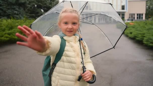 Little European Girl Wave Hand Camera Walk Skipping Deštník Město — Stock video