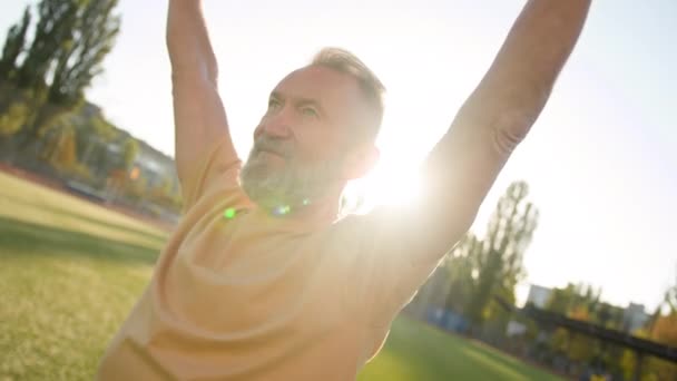 Alter Kaukasier Europäer Sportler Hantelheben Gewichtheben Energie Training Körperpflege Stadion — Stockvideo