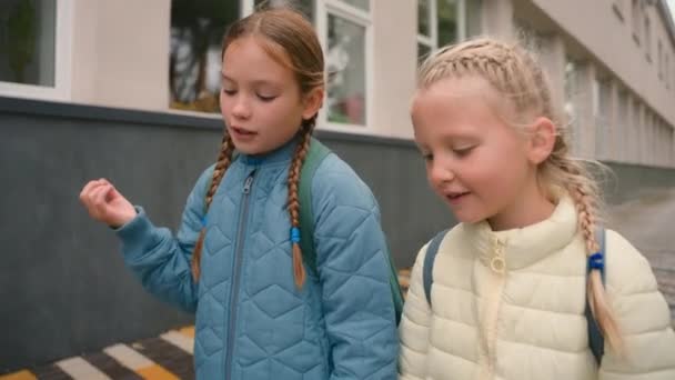 Två Små Europeiska Flickor Systrar Bästa Vänner Klasskamrater Promenader Gatan — Stockvideo