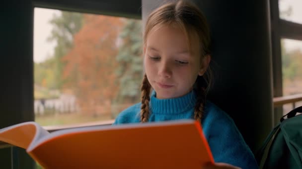 Kleine Rothaarige Europäische Mädchen Sitzen Beim Lesen Notizbuch Studieren Hausaufgaben — Stockvideo