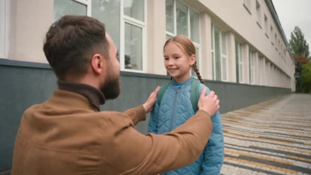Far Promenad Dotter Till Skolan Familj Ömma Relationer Adjö Våg — Stockvideo