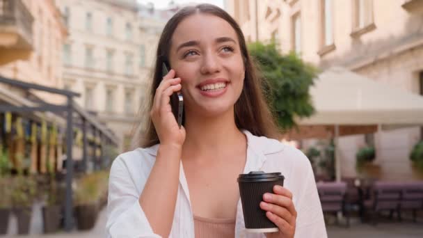 Закрыть Кавказский Европейский Радостный Женщина Говорит Мобильный Телефон Смартфон Болтать — стоковое видео