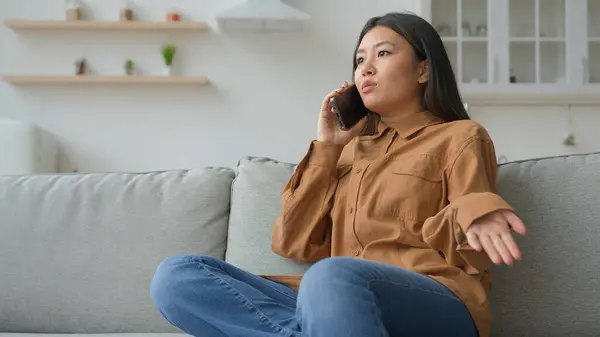 Sorglos Asiatische Frau Sprechen Mobiltelefon Auf Couch Küche Chinesisch Koreanisch — Stockfoto