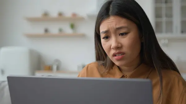 Irritado Chateado Ásia Japonês Mulher Menina Proprietário Usando Laptop Cozinha — Fotografia de Stock