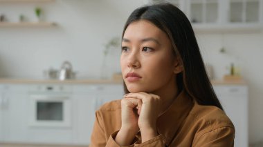 Üzgün, düşünceli, Asyalı, Koreli, bekar, düşünceli, kederli, kederli, üzgün, üzgün bir kız.