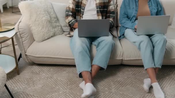 수없는 아프리카계 미국인 인터넷 컴퓨터 소파에 노트북을 중독자 집에서 온라인으로 — 비디오