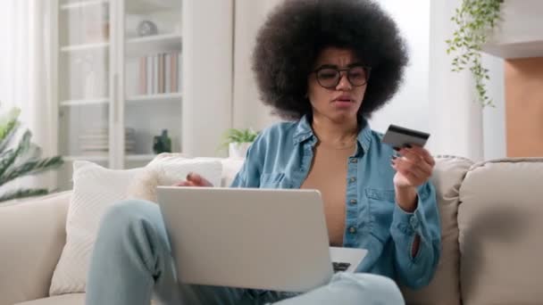 アフリカ系アメリカ人女性は オンラインショッピングインターネットバンキングの失敗に問題を抱えています 不十分な資金の支払いトラブルブロッククレジットカード少女女性バイヤーの使用ラップトップ不成功詐欺を支払うために試みる — ストック動画