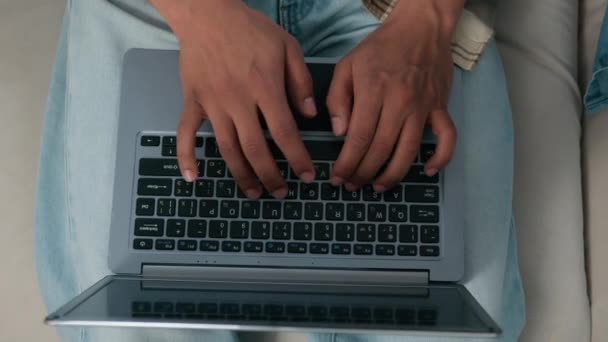 Bovenaanzicht Van Boven Mannelijke Handen Typen Laptop Bewegende Schot Vrouwelijke — Stockvideo