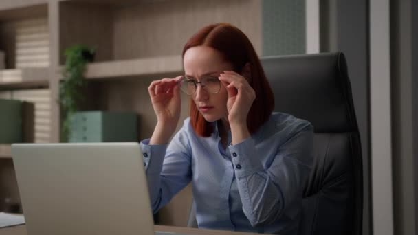 オフィスで働く白人ビジネスマン コンピュータ ラップトップと混同 ぼやけたビジョンビジネス 女性の労働者マネージャー 眼鏡のオフ 光学レンズの問題を点検します 視力の焦点を合わせる — ストック動画