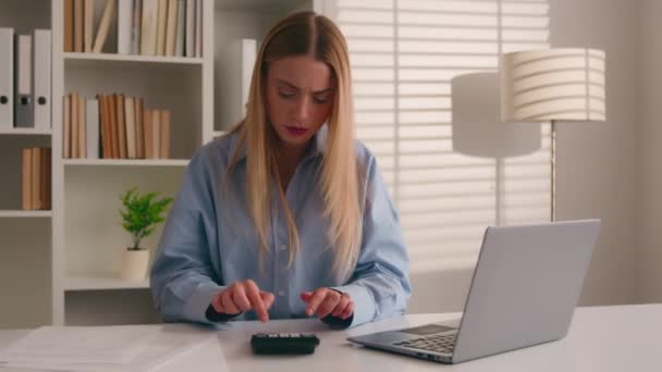 Blanke Vrouwelijke Accountant Kantoor Gebruik Calculator Berekent Financiën Vrouw Meisje — Stockvideo