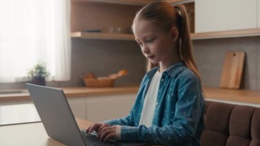 Evde bilgisayarla sosyal medyada tek başına çocuk iletişimi kuran beyaz bir kız. Bilgisayarlı bilgisayar kullanarak internet eğitim teknolojisi okuyan oyun kızı rollerini oynuyorlar. Yüksek