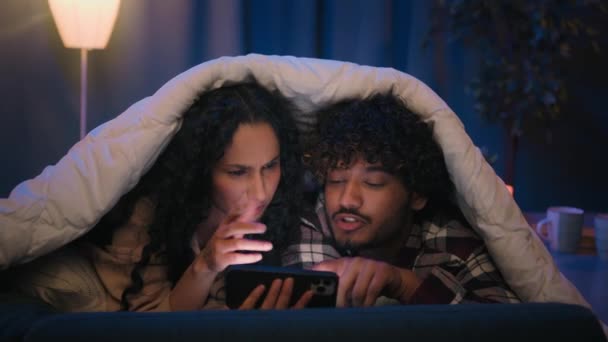 Gadget Verslaafde Multiraciale Paar Diverse Man Vrouw Scrollen Mobiele Telefoon — Stockvideo