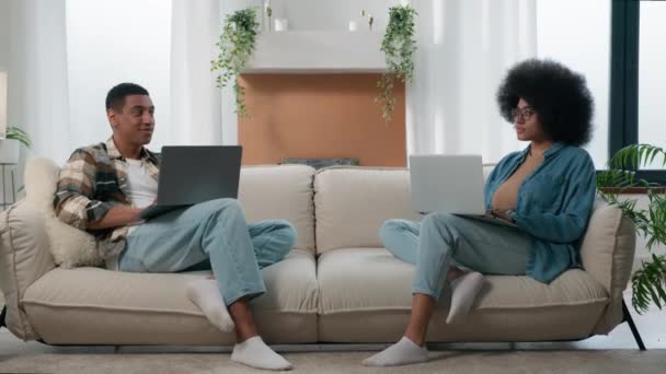 Boldog Pár Pihenni Kanapén Otthon Laptop Internet Túlzott Szabadúszók Afro — Stock videók