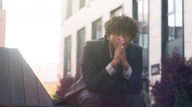 Hintli iş adamı Arap işadamı girişimci sorun analizi sorunu, endişe stresi, stres kafa yorma, endişeli iflasın eşiğinde olan iflas etmiş işçi beyin fırtınası