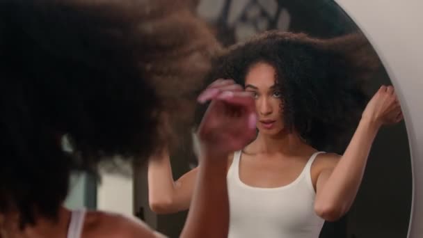 아프리카계 미국인 소녀는 마스크 Balm 머리카락 머리카락 머리카락 스타일을 소중한 — 비디오