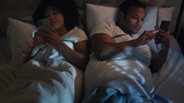 Gadgets Süchtig Nach Internet Sucht Afroamerikanisch Paar Familie Mann Frau — Stockvideo