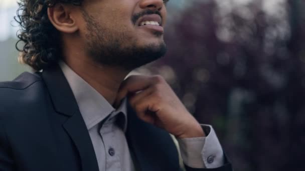 Latynoski Biznesmen Cierpi Źle Zawroty Głowy Arabski Biznesmen Indyjski Mężczyzna — Wideo stockowe