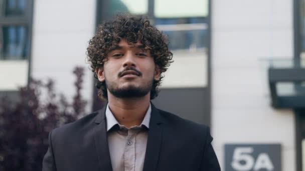 Hispánský Arabský Muž Podnikání Muž Usměvavý Šťastný Podnikatel Městě Portrét — Stock video