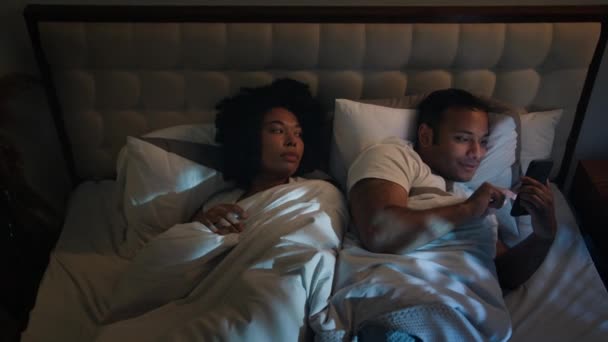 Irritado Irritado Afro Americano Namorada Tentando Dormir Empurrar Homem Namorado — Vídeo de Stock