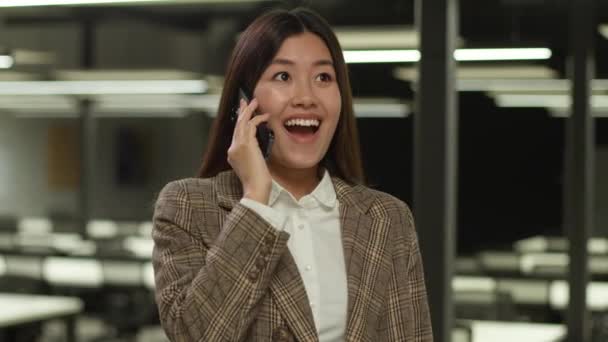 Otroligt Konstigt Förvånad Asiatisk Flicka Student Inomhus Lyssnar Goda Nyheter — Stockvideo