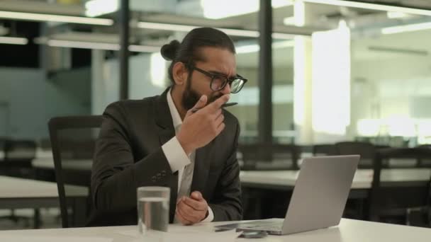 愤怒的 疯狂的 咄咄逼人的印度男性雇主领袖阿拉伯企业家商人办公室里的穆斯林商人带着手提电脑视频交谈激烈的争吵冲突问题 — 图库视频影像
