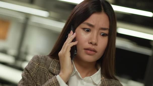 日本女商人亚洲韩国女商人中国女企业家办公室女经理讲手机听到坏消息心烦意乱的问题对话 — 图库视频影像