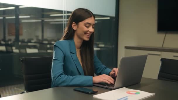 阿拉伯女商人印度女商人白种人女经理雇主开心地笑着企业家设计师用彩色照片看笔记本电脑和电脑在办公室里实现微笑 — 图库视频影像
