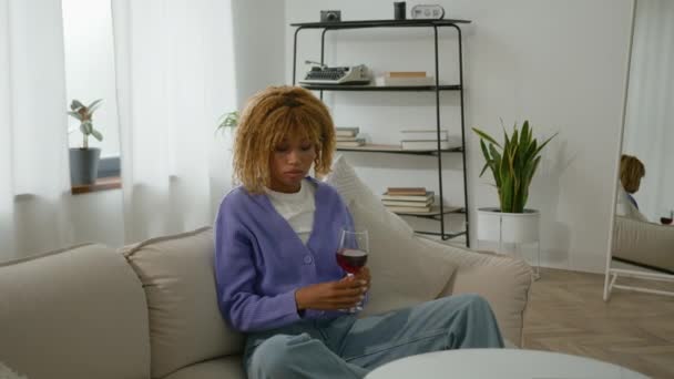 펜시브 불행한 알코올 아프리카계 미국인 편안한 생각있는 아파트에서 테이블에 적포도주 — 비디오