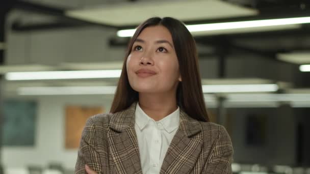 アジアの年金受給女性ビジネスオフィス 起業家を夢見る 雇用主 マネージャー 考える ビジネスマン 企業アイデア 思慮深い笑顔 考える スタートアップ — ストック動画