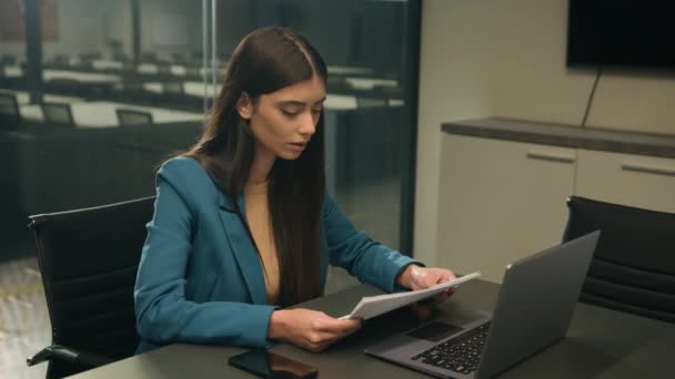 Καυκάσιος Απασχολημένος Επικεντρωθεί Επιχείρηση Γυναίκα Γραφείο Γραφειοκρατία Φορητό Υπολογιστή Και — Αρχείο Βίντεο