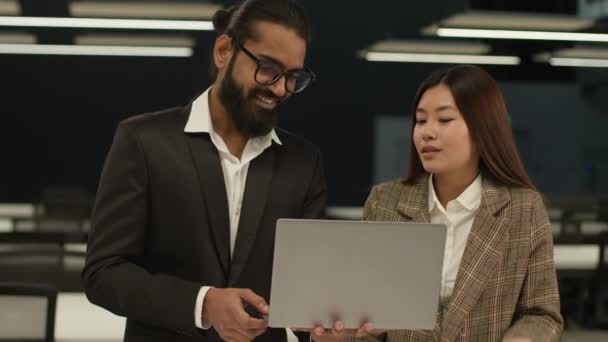 Zwei Multiethnische Geschäftsleute Multiethnisch Unterschiedliche Kollegen Kollegen Asiatische Frau Chinesische — Stockvideo
