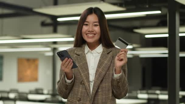 Счастливая Улыбающаяся Деловая Женщина Азиатский Покупатель Покупатель Покупатель Потребитель Корейская — стоковое видео