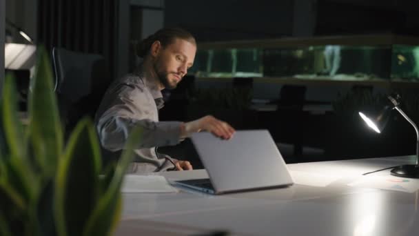 Бизнесмен Выполнил Работу Конце Рабочего Дня Столом Лампы Свет Ноутбук — стоковое видео