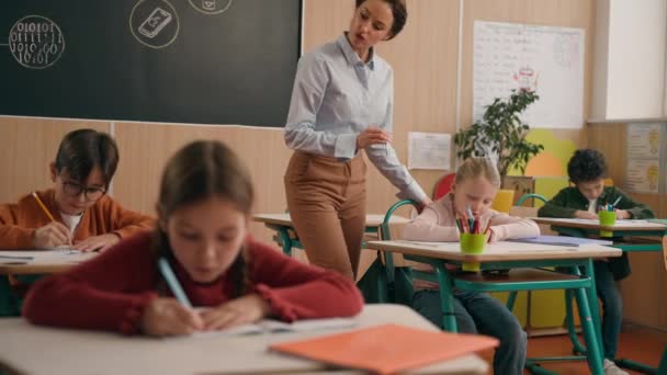 Kaukaska Kobieta Nauczyciel Szkole Podstawowej Uczyć Dzieci Klasa Dzieci Pisanie — Wideo stockowe