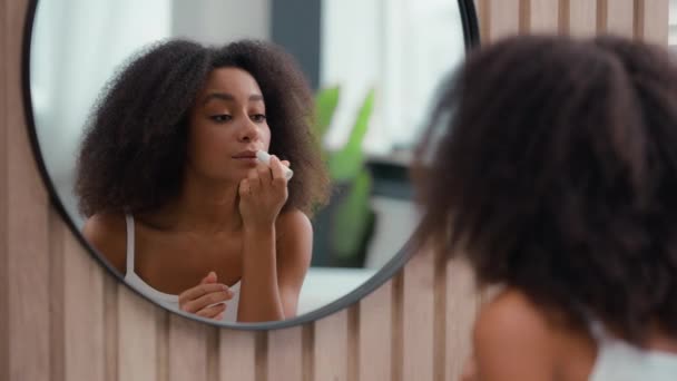 Віддзеркалення Дзеркалі Ванній Кімнаті Афроамериканський Красивий Жіночий Макіяж Застосовує Природний — стокове відео