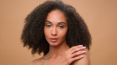 Afro-Amerikalı kız portresi etnik kadın model kozmetik makyaj malzemesi cilt bezi reklam arkaplanı şımartıcı yumuşak cilt nemlendirici krem organik doğal güzellik