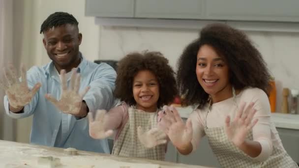 아프리카계 미국인 행복한 부모는 부엌에서 요리를 더러운 보여주는 카메라를보고 손바닥은 — 비디오