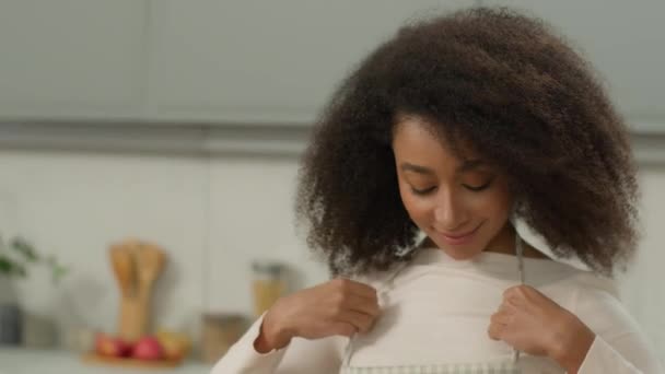 快乐健康的微笑的非洲裔美国女人家庭主妇厨师家庭女厨师现代厨房穿围裙家务活准备烹调营养食品送餐做饭 — 图库视频影像