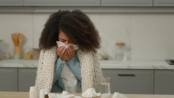 Болезненная Аллергия Афроамериканка Чихает Бумажных Тканях Сморщивая Нос Домашней Кухне — стоковое видео
